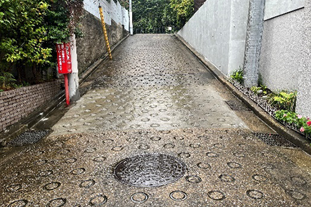 住宅街の急斜面にあるマンホール